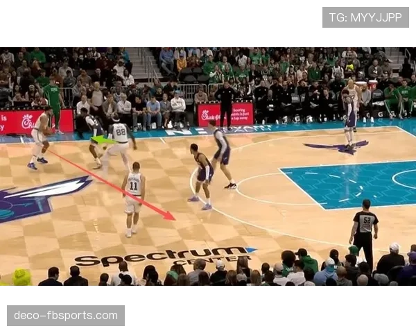 普里查德无球跑位拉开塔图姆空位更牵制防守